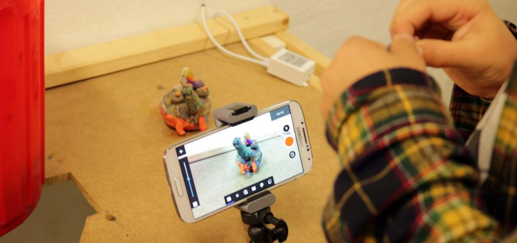 Kind macht mit Knetfiguren einen Trickfilm