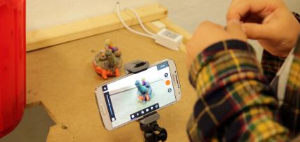 Kind macht mit Knetfiguren einen Trickfilm